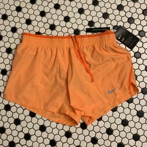 NEW WITH TAG. NIKE shorts size med